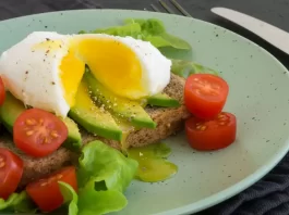 Receta de Tostadas de aguacate con huevo pochado y tomate cherry