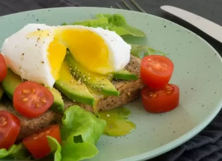 Receta de Tostadas de aguacate con huevo pochado y tomate cherry
