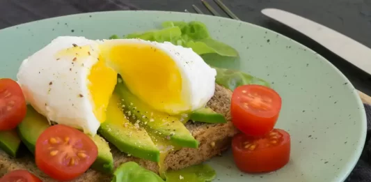 Receta de Tostadas de aguacate con huevo pochado y tomate cherry