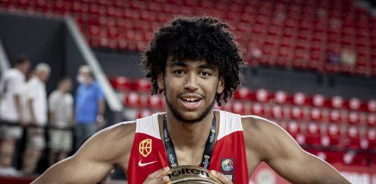Izan Almansa se queda en los Sixers y apunta a la NBA