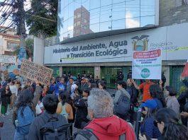 Fusión ministerial y despidos generan rechazo en Ecuador