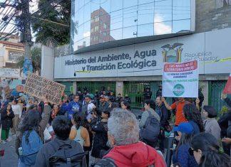 Fusión ministerial y despidos generan rechazo en Ecuador