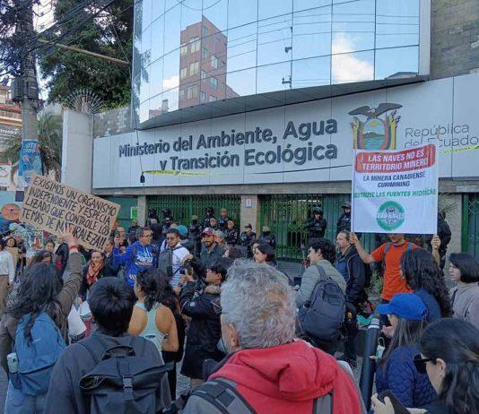 Fusión ministerial y despidos generan rechazo en Ecuador