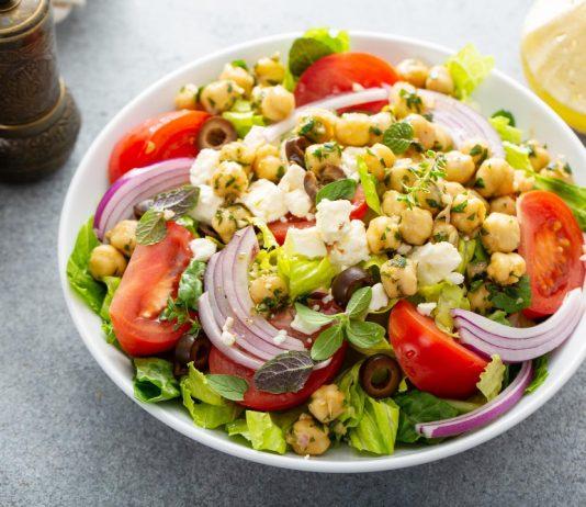 Receta de Ensalada mediterránea con garbanzos