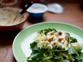 Receta de Ensalada tibia de garbanzos y espinacas con aderezo de yogur y limón