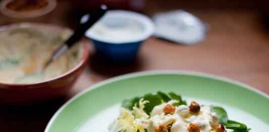 Receta de Ensalada tibia de garbanzos y espinacas con aderezo de yogur y limón