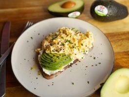 Receta de Huevos revueltos con aguacate y tostadas