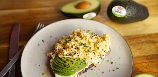Receta de Huevos revueltos con aguacate y tostadas