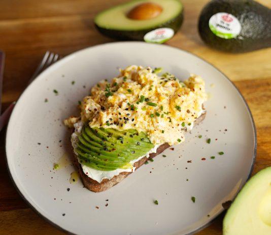 Receta de Huevos revueltos con aguacate y tostadas