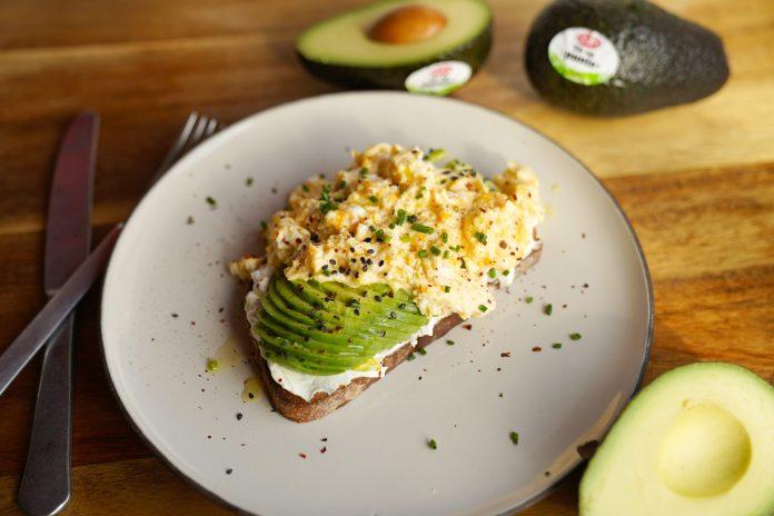 01.-ENERO-TOSTA-DE-HUEVOS-REVUELTOS-CON-AGUACATE-scaled