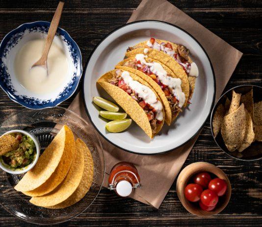 TACOS DE BATATA ASADA CON AGUACATE Y SALSA DE YOGUR