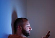 Luz azul y salud: beneficios y riesgos de la exposición a pantallas