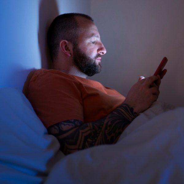 Luz azul y salud: beneficios y riesgos de la exposición a pantallas