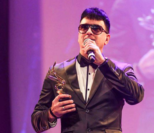 Alexis Martínez conquista al público y se lleva el premio a Artista del Público en los Latin Awards Canada 2025