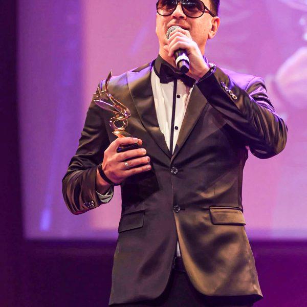 Alexis Martínez conquista al público y se lleva el premio a Artista del Público en los Latin Awards Canada 2025