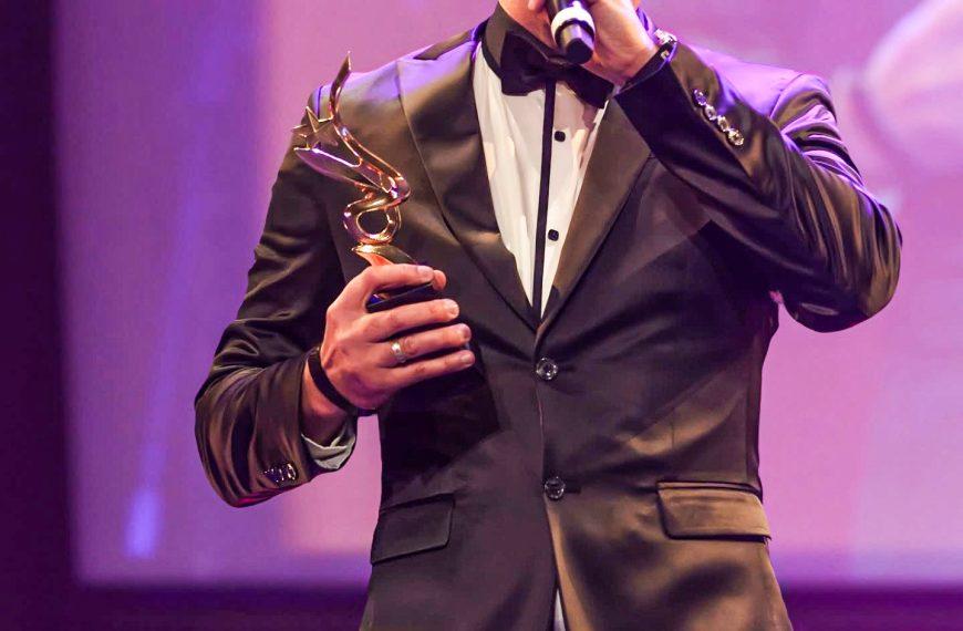 Alexis Martínez conquista al público y se lleva el premio a Artista del Público en los Latin Awards Canada 2025