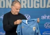 Bielsa seguirá al timón de la selección uruguaya