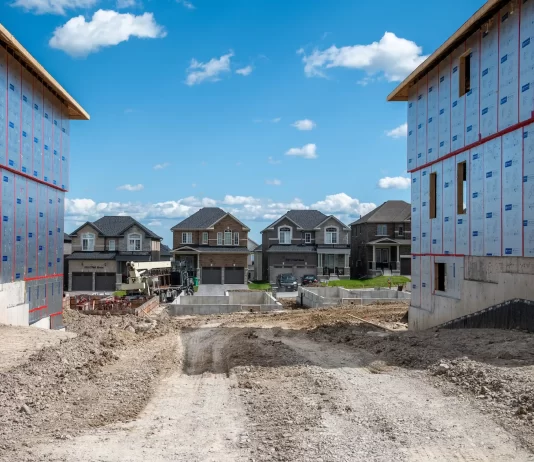 La crisis de vivienda y el alto costo de vida en Canadá: un desafío nacional que golpea con fuerza a la comunidad hispana