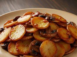 Papas crujientes con champiñones al ajo, limón y hierbas