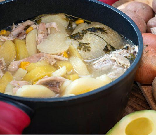 AJIACO COLOMBIANO,SOPA TÍPICA CON GUASCAS Y PAPAS