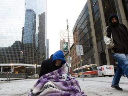 Del derecho a la crisis, miles sin un techo en Toronto