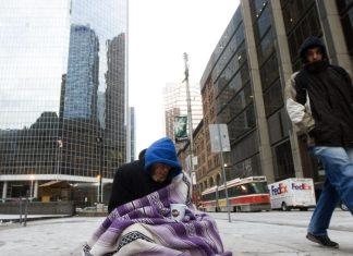 Del derecho a la crisis, miles sin un techo en Toronto