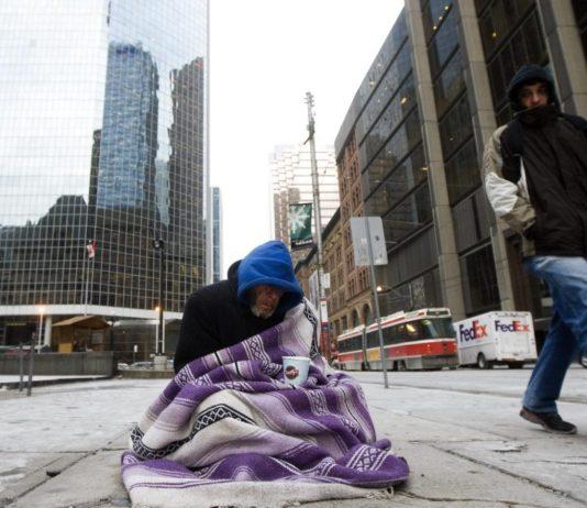 Del derecho a la crisis, miles sin un techo en Toronto