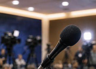 Polémica en el Mundial: FIFA prohíbe el español en conferencias y desata la ira de la prensa