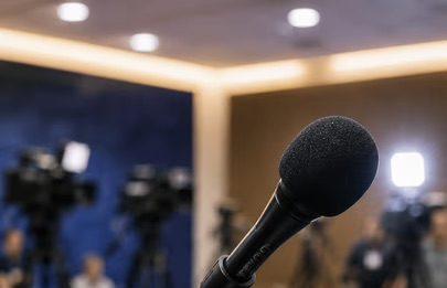 Polémica en el Mundial: FIFA prohíbe el español en conferencias y desata la ira de la prensa