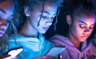Redes sociales y adolescencia: la protección en el escenario digital