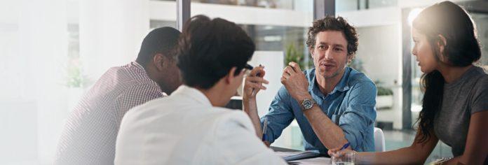 vecteezy_business-people-together-and-team-in-discussion-meeting_77967980 de tamaño grande