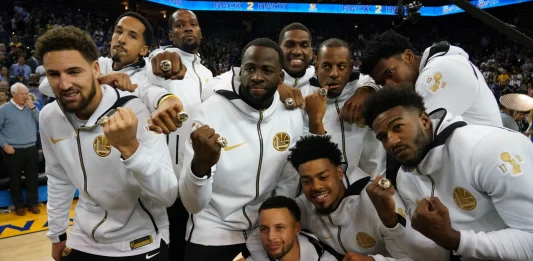 Los Warriors reciben el anillo de campeones