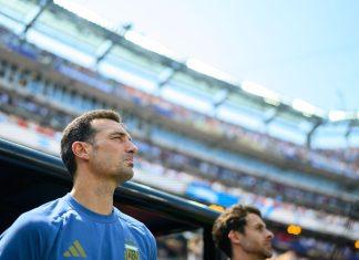Scaloni celebró el juego de su equipo tras el regreso a Argentina