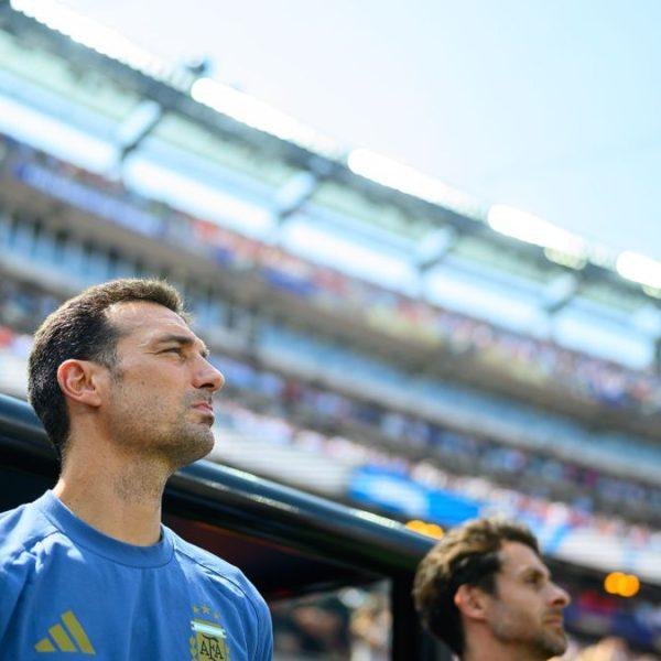 Scaloni celebró el juego de su equipo tras el regreso a Argentina