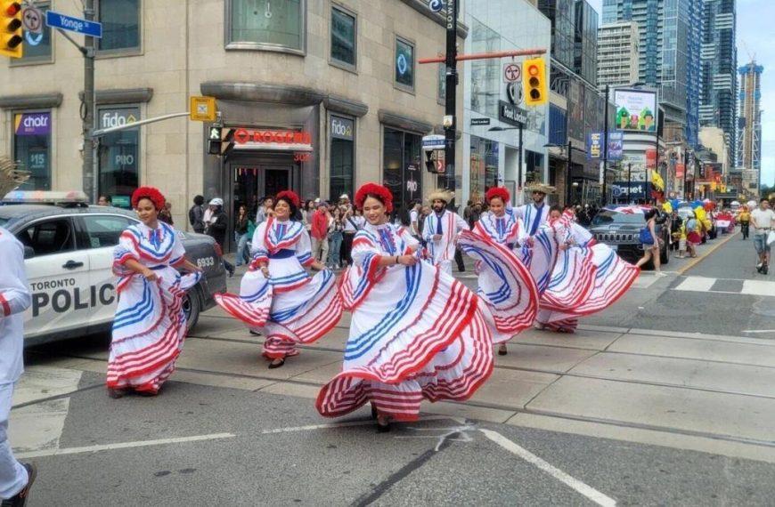 Latin Parade por las calles de Toronto