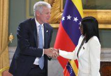 Venezuela firma acuerdos en materia petrolera y electricidad