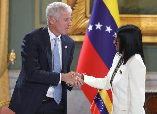 Venezuela firma acuerdos en materia petrolera y electricidad