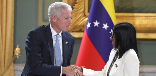 Venezuela firma acuerdos en materia petrolera y electricidad