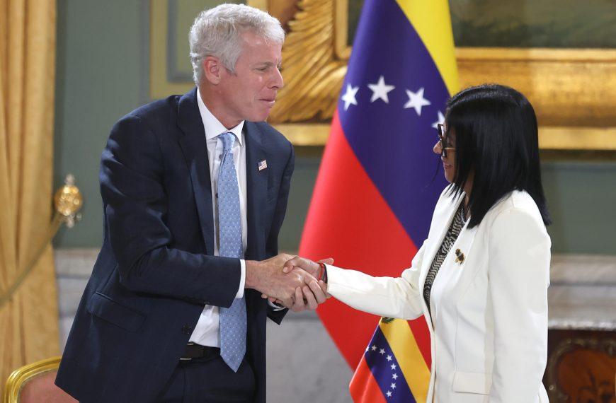 Venezuela firma acuerdos en materia petrolera y electricidad