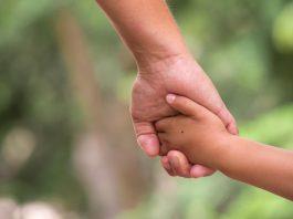 ¿Puedo incluir en mi patrocinio de pareja a un hijo que vive fuera de Canadá?