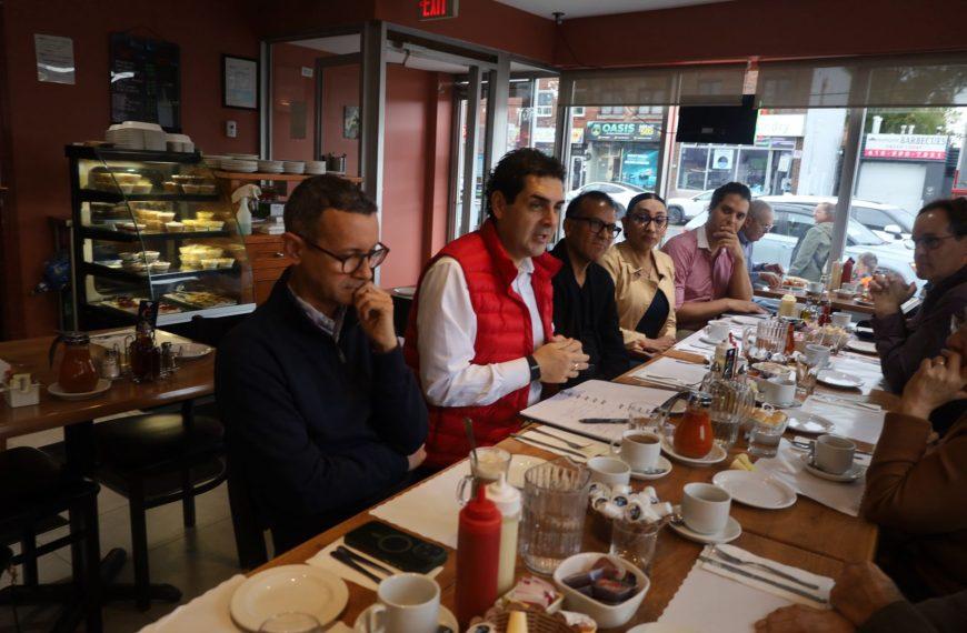 Líderes latinos intercambian con el diputado Vince Gasparro
